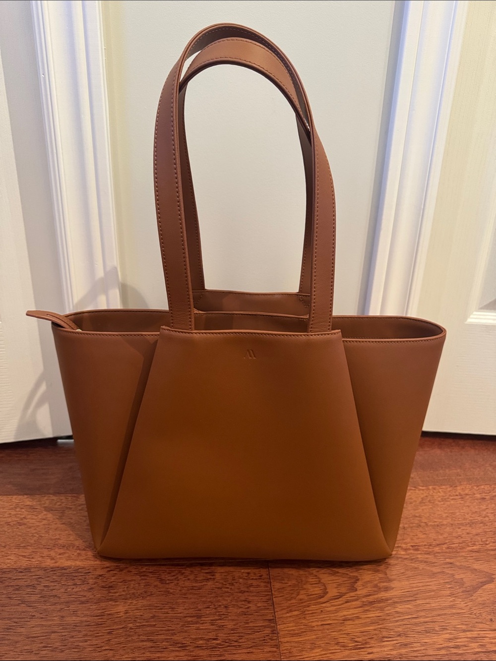 Kaai midi pyramid tote in cognac leather